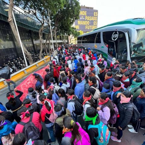 Manifestación de Normalistas frente a la FGR