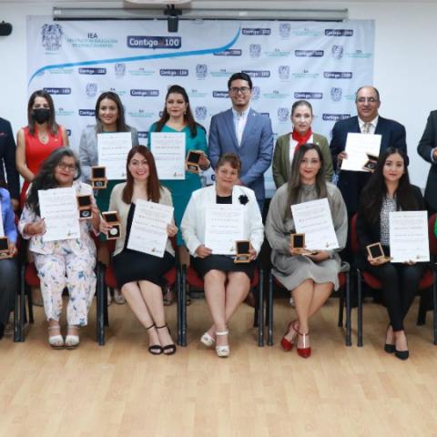 Entregan medallas a maestros por su labor durante la pandemia 