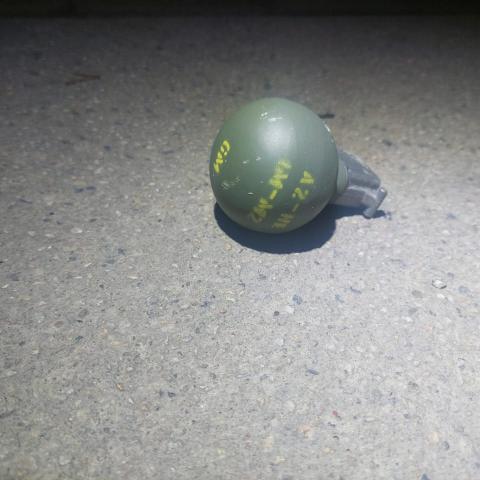 En calles de Manzanillo, Colima, fueron abandonados dos artefactos explosivos tipo granadas que por fortuna no se activaron. Las granadas se localizaron en el bulevar Miguel de la Madrid, en las inmediaciones de donde se realizaban los festejos por el Gri
