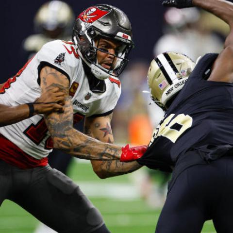 Suspenden a Mike Evans