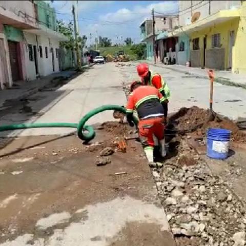 Por fin, cambian alcantarillado sanitario en la colonia Ojo de Agua