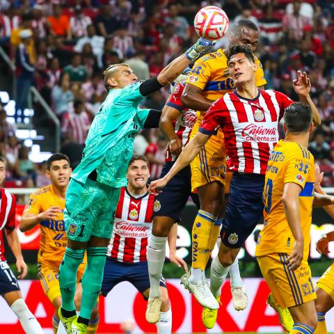 Tigres se imponen a Chivas