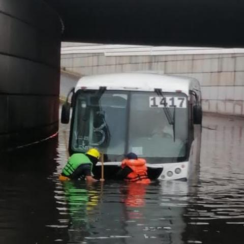 escatan a 45 pasajeros cuando se empezó a inundar su camión YOVOY