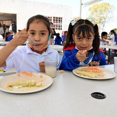 Miles de niños desayunan gracias al DIF Municipal 