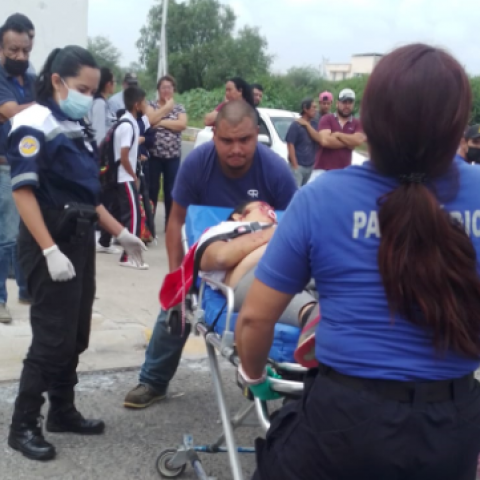 Muere madre de familia al ser arrollada en su moto por una veloz camioneta