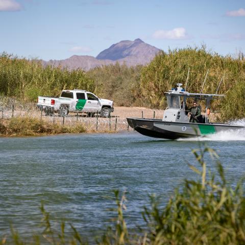 Rescatan cuerpos de 8 migrantes en el Río Bravo