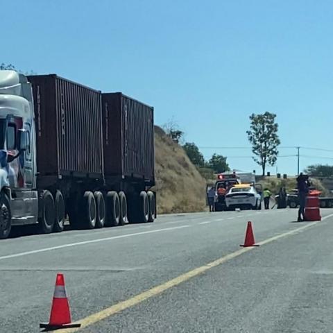 Conductor de camioneta pierde la vida embestido por un tráiler doble remolque en el libramiento