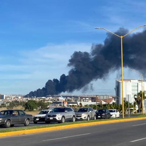 El chofer le quiso ganar el paso al convoy. Confirman que no hay personas fallecidas y reportan 5 personas intoxicadas