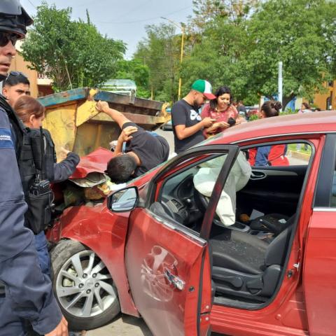 El conductor de la motocicleta pasó por un costado un tope y no respetó un señalamiento de alto