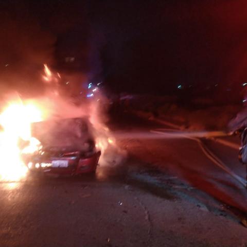 El auto fue declarado pérdida total debido a que el fuego dejó solo el cascarón