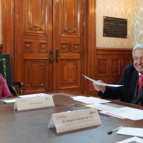 AMLO y Judith McKenna 