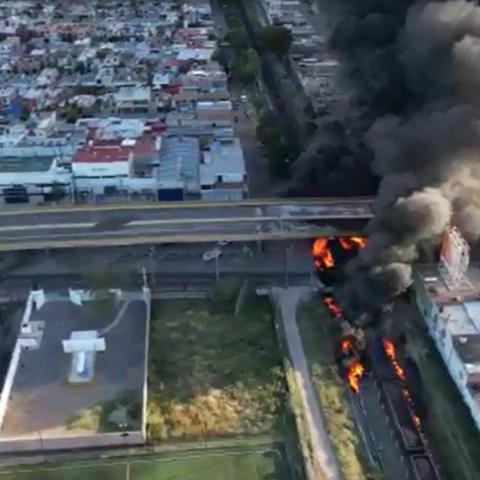 Incendio por accidente entre pipa y tren 