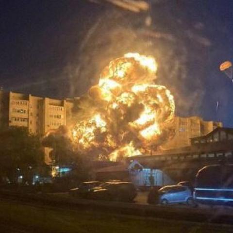 Avión militar ruso se estrella contra edificio residencial