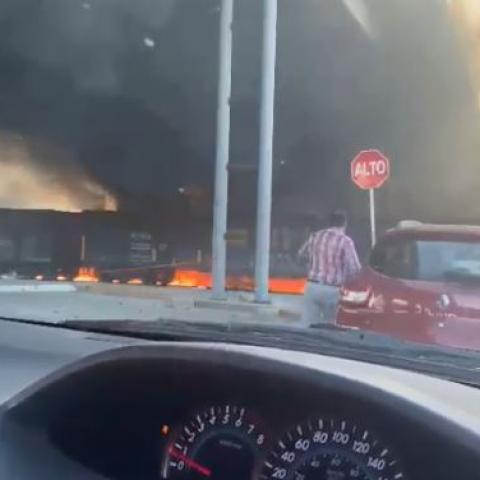 Accidente entre pipa y tren desata incendio 