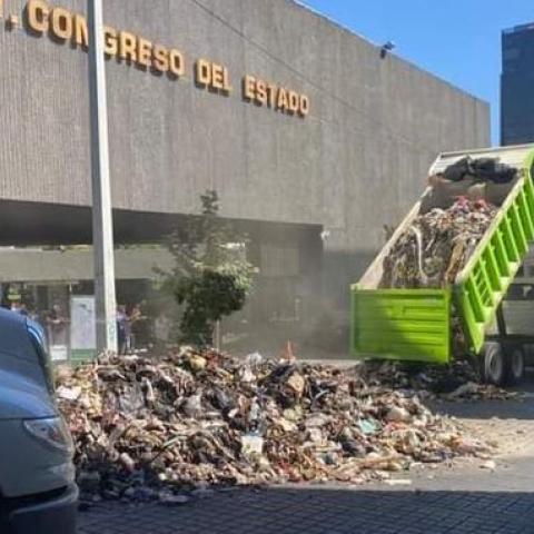 Vacían camiones de basura en el Congreso de NL por propuesta de privatización 