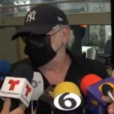 Luis de Llano fue captado en el aeropuerto de la Ciudad de México donde fue cuestionado sobre la demanda que interpuso en su contra Sasha Sokol