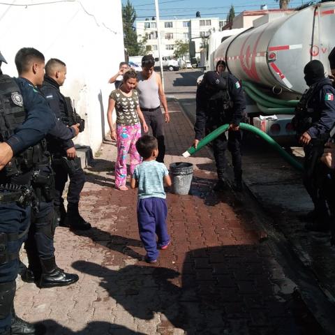 Llegaron pipas con agua y los policías ayudaron a los vecinos a subir cubetas a los departamentos