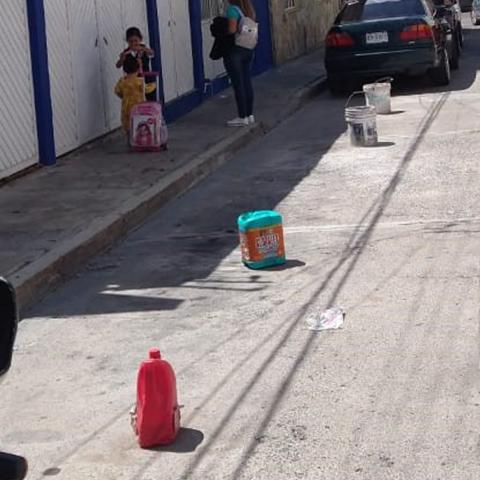 La Policía aseguró llantas, cajas, sillas y todo tipo de objetos para apartar lugares de estacionamiento