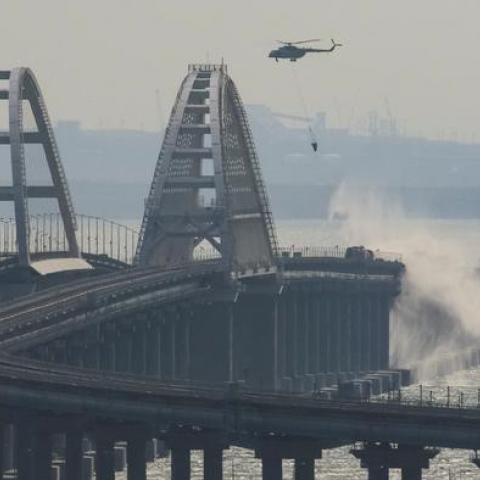 Putin acusa a Ucrania de la explosión en el puente de Crimea