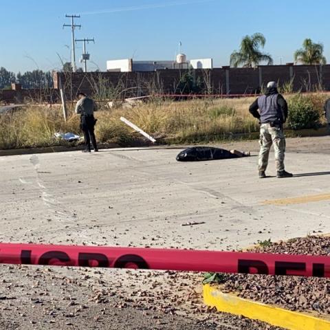 Las víctimas fumaban un cigarro mientras el conductor del auto perdía el control por el exceso de velocidad y la gravilla suelta