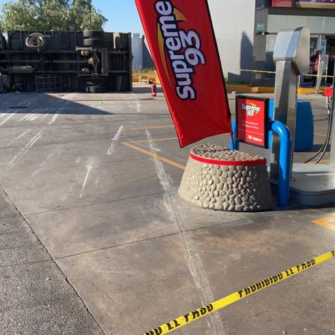 Camión repartidor de lácteos volcó y se proyectó contra una estación de gasolina 