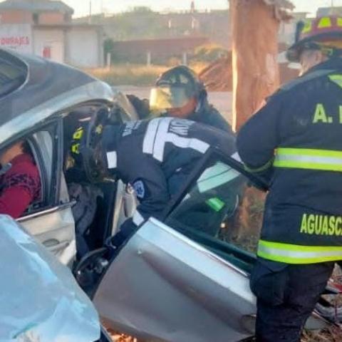 Joven conductor quedó prensado al estrellarse contra un árbol en la 70 Oriente