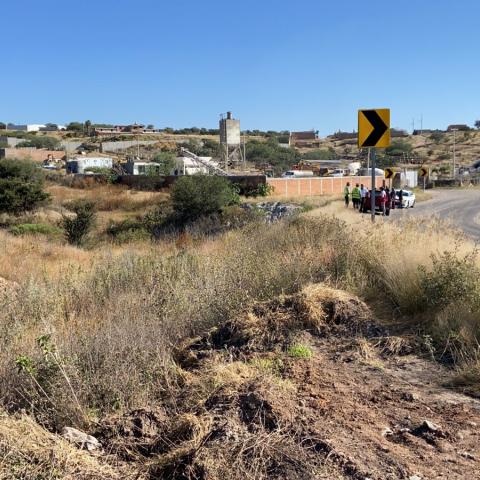 Muere motociclista al salirse de la carretera y caer a un desnivel