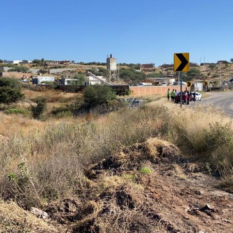 Muere motociclista al salirse de la carretera y caer a un desnivel 