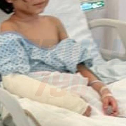 El niño terminó hospitalizado con un brazo fracturado y los ojos morados por la golpiza a la que fue sometido