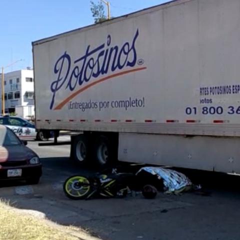 Viajaba como acompañante en una moto, pero al sufrir una caída quedó al paso de la caja del trailer