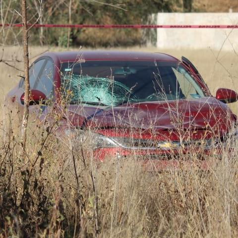 Fumaban un cigarro cuando un auto fuera de control se proyectó contra la isleta en donde estaban parados 