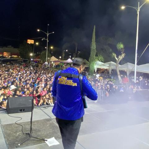 Fidel Rueda amenizó el teatro del pueblo de Pabellón de Arteaga