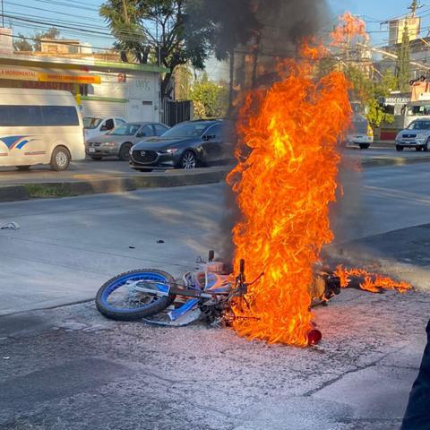 La moto terminó envuelta en llamas y el ciclista resultó herido y hospitalizado