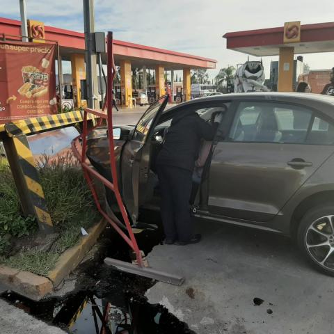 Por fortuna una barra metálica contuvo la trayectoria del auto fuera de control