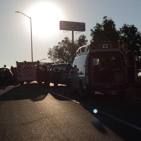 Una mujer quedó atrapada dentro de su auto volcado por lo que, tras ser rescatada, fue trasladada a un hospital