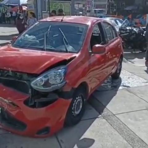 El fuerte accidente ocurrió frente a la entrada del Hospital general de Zona número 2 del IMSS