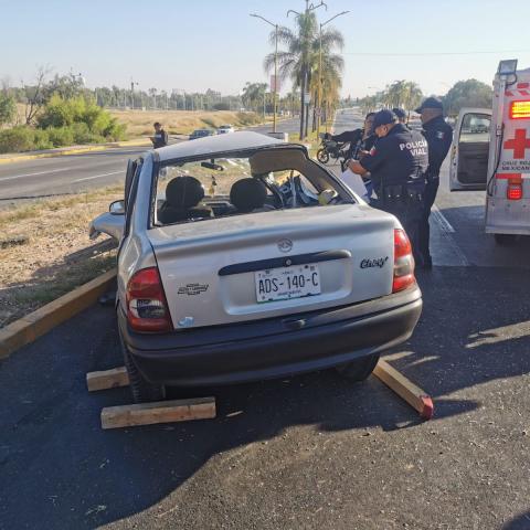 Entre la vida y la muerte se debate una joven tras impactarse contra una palmera