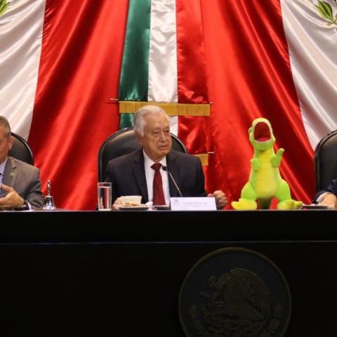 Diputado le regala un dinosaurio de peluche a Manuel Bartlett