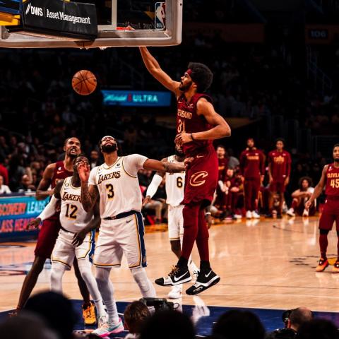 Cavs vencen a Lakers