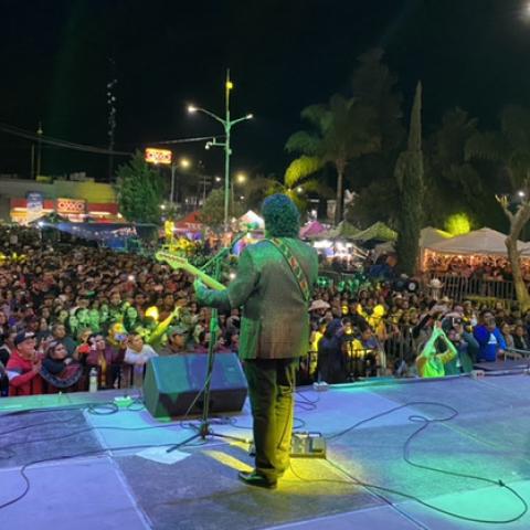 Grupo Bryndis prendiendo la feria de Pabellón de Arteaga 