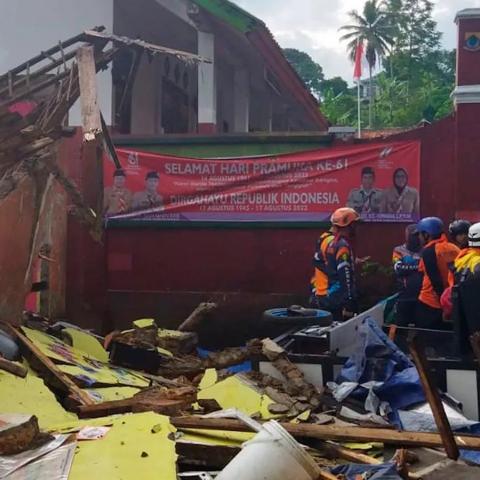 162 muertos por sismo en Java, la isla principal de Indonesia