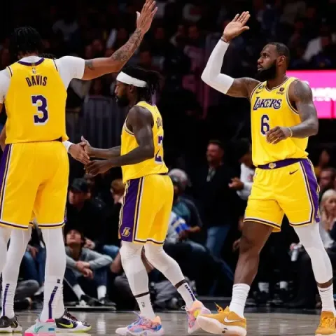 Lakers ganan a Pelicans