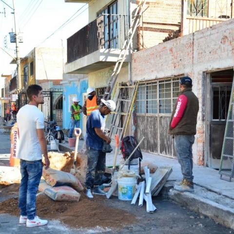 Promete Leo Montañez apoyos para comerciantes de la colonia México 