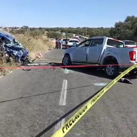 Un choque frontal, ocurrido en la carretera 25, entre Cañada Honda y Jaltomate, dejó una mujer muerta y cinco personas lesionadas.