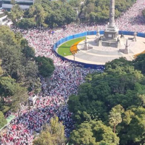 En CDMX miles marchan en defensa del INE