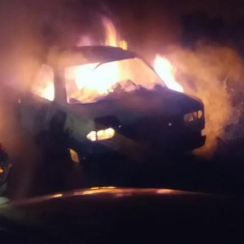 El vehículo con reporte de robo en Cd Industrial apareció envuelto en llamas en un predio aledaño a Prados del Sur