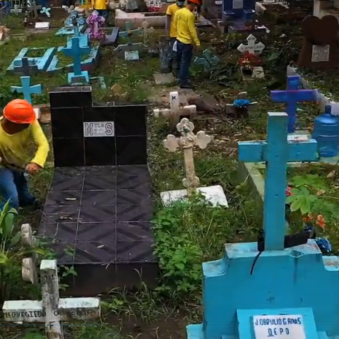 Destruye El Salvador lápidas de pandilleros 