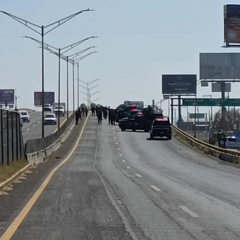 Abandonan una cabeza de puerco y una granada en puente vehicular de Nissan I