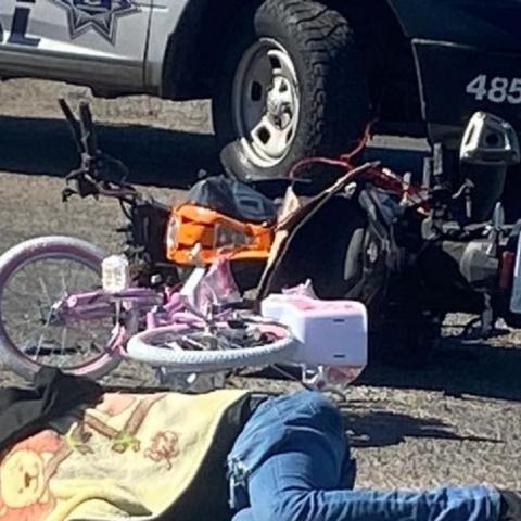 El motociclista llevaba cargando una bicicleta para niña para regalo de navidad