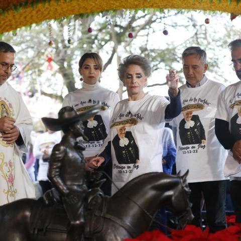 Realizan misa por el primer aniversario luctuoso de Vicente Fernández 